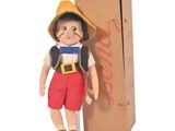 une poupée qui se tient à côté d'un carton