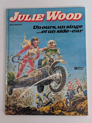 la couverture d'un magazine sur laquelle figure la photo d'une femme sur une moto tout-terrain