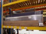 beaucoup de cartons sur une étagère dans un entrepôt