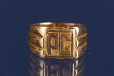 une image représentant une bague en or sur laquelle figure la lettre h