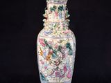 un vase orné d'un motif sur fond noir