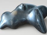 une image représentant une sculpture représentant la tête d'une femme posée sur une table