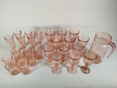 beaucoup de verres et de tasses en verre rose sur la table