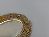un miroir posé sur une table