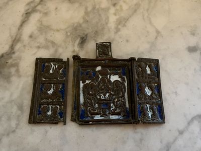 deux morceaux de métal posés sur un plan de travail en marbre orné de carreaux bleus et blancs