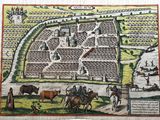 une vieille carte d'une ville où l'on voit beaucoup de gens et d'animaux