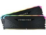 un gros plan sur deux modules DDP RAM noirs et arc-en-ciel