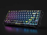 un gros plan d'un clavier posé sur une surface noire