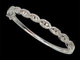 un bracelet rigide en or blanc serti de diamants