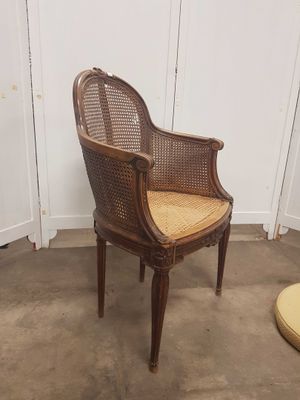 une chaise en osier dans un coin de la pièce