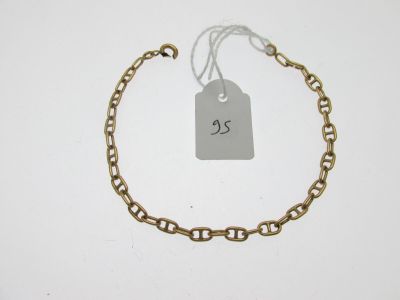gros plan d'une chaîne de bracelets portant une étiquette de prix