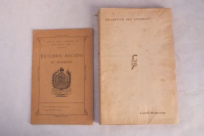 un vieux livre posé sur une table blanche à côté d'un livre
