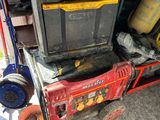 un tas d'outils à l'arrière d'un camion