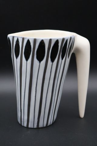 Roger CAPRON (1922-2006). VALLAURIS. Pichet anse 1953, en faïence...