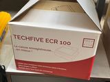 une boîte de TechFive ECR100 posée par terre