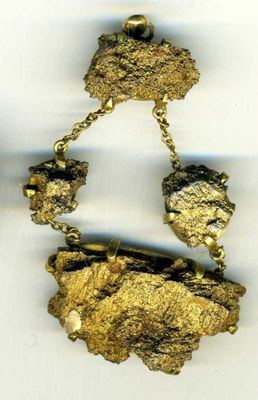 collier composé d'une pépite d'or et de pierres noires et blanches montées sur une chaîne