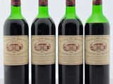 trois bouteilles de vin sont alignées sur une table