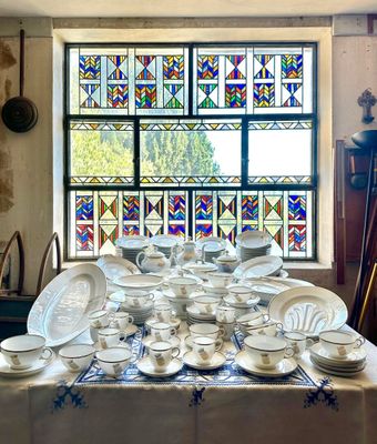 une table sur laquelle sont posées de nombreuses assiettes et bols