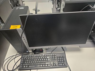une image d'un écran d'ordinateur et d'un clavier sur un bureau
