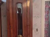 une horloge grand-père dans le coin d'une pièce