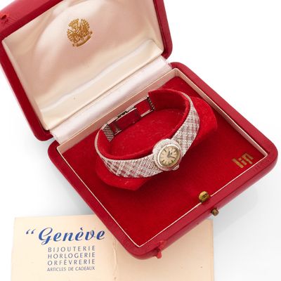 une boîte rouge contenant une montre