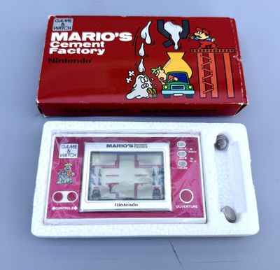 un jeu électronique rouge et blanc dans une boîte