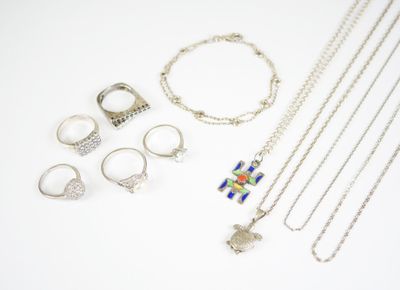 plusieurs types de bijoux différents sur une surface blanche