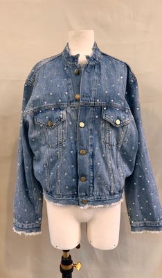 un gros plan sur un mannequin portant une veste en jean