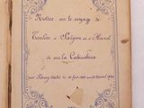 deux vieux livres couverts d'inscriptions, posés sur une table