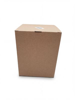 une boîte en carton marron sur fond blanc