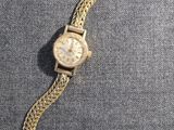 gros plan d'une montre-bracelet entourée d'une chaîne