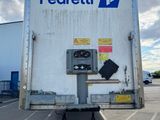 un fourgon blanc garé sur un parking