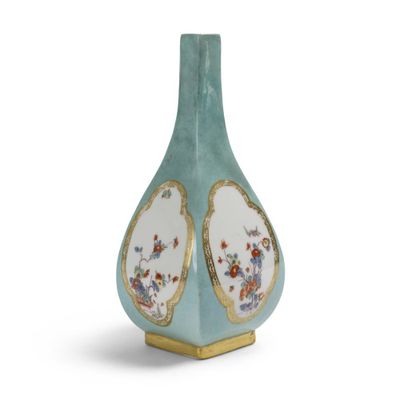 un vase bleu orné d'un motif floral