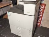 une imprimante posée sur un bureau