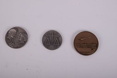 trois types de pièces différents posés sur une surface blanche