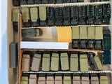 une boîte remplie de différents types de machines à écrire posée sur une table
