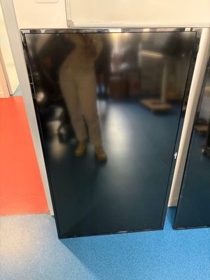 un homme debout près d'une porte dans une pièce
