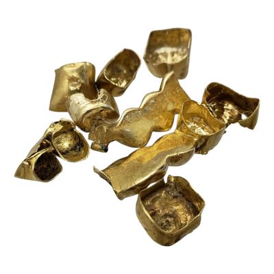 des pépites d'or sur une surface blanche, avec un fond blanc