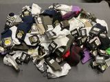 une pile de vêtements sur une table
