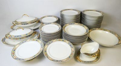 beaucoup d'assiettes et de tasses sur la table