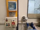 une machine posée près d'une fenêtre