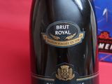 quelqu'un tient une bouteille de champagne devant une boîte de chocolats