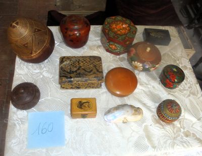 une table sur laquelle se trouvent de nombreux objets différents