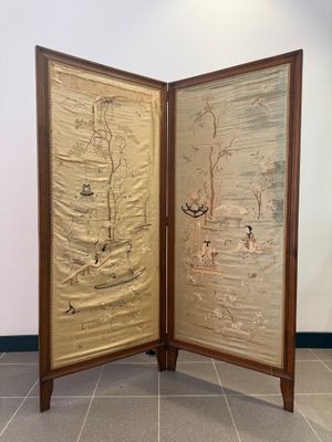 deux paravents peints, posés à même le sol