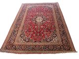 un tapis rouge orné d'un médaillon