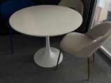 deux chaises et une table dans le coin d'une pièce