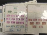 Plusieurs types de timbres sont exposés sur une table