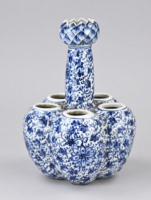 vase bleu et blanc avec quatre tasses en forme de fleur