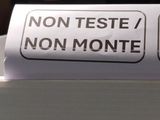 a sign that says non teste / non monte on it