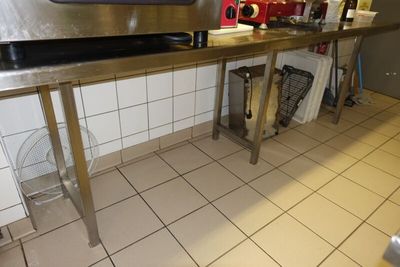 SUR DESIGNATION : Deux plans de travail inox